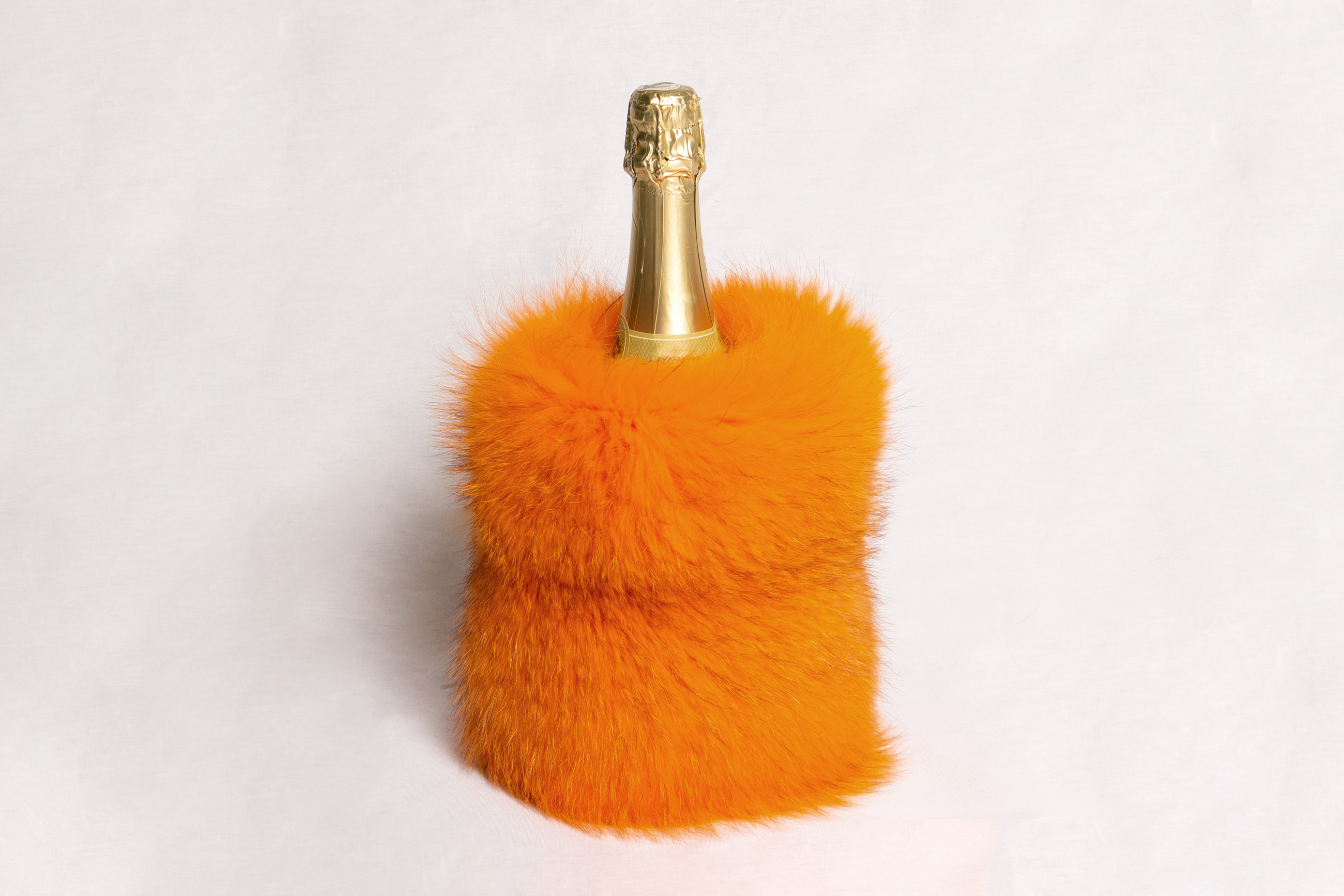 1-7010-Rotfuchs-Echtpelz-Sekt-K-hler-Orange-Lars-Paustian Orange Red Fox Wine Chiller - Genuine Fur