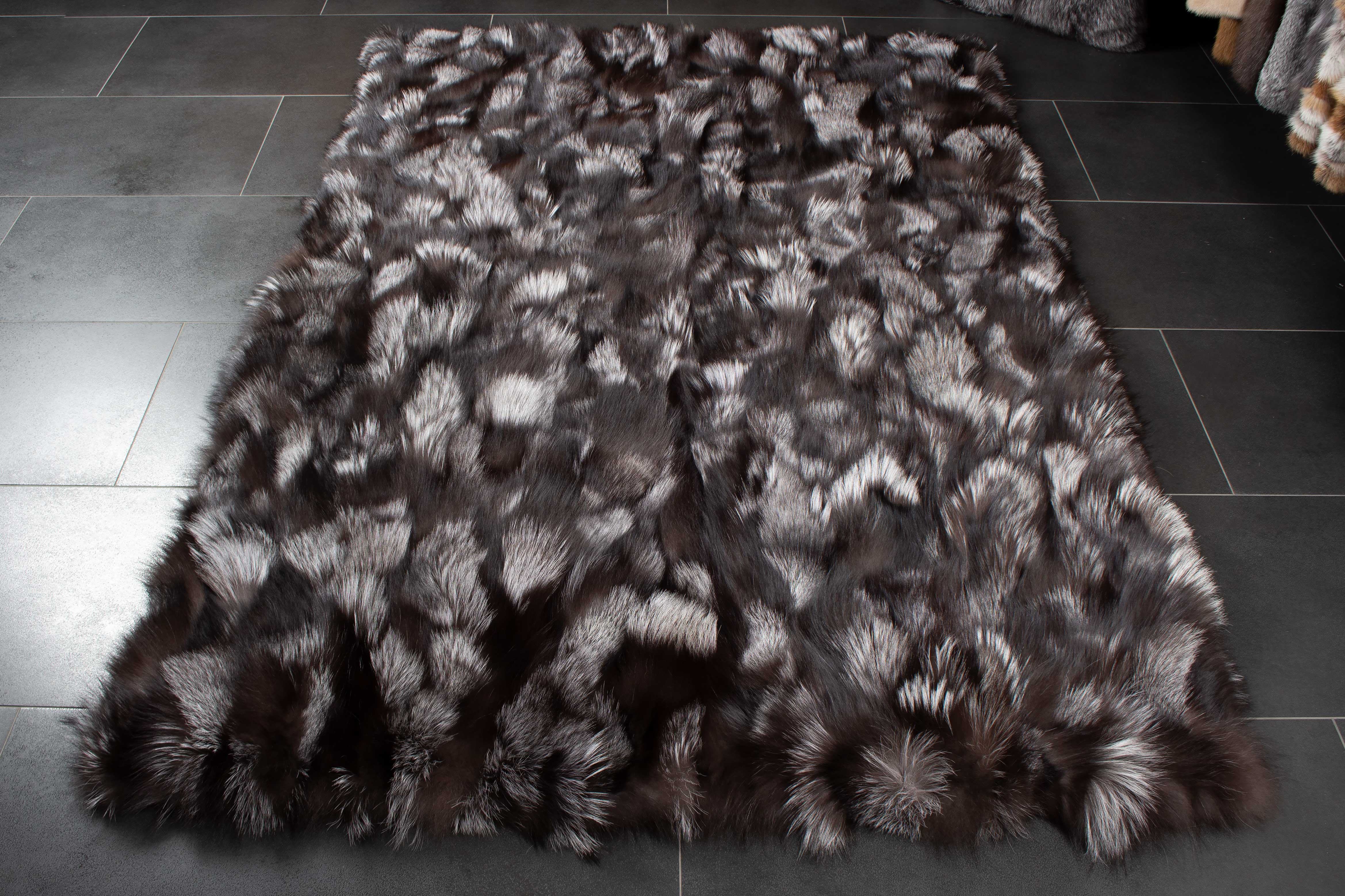 3-1487-Skandinavischer-Silberfuchs-St-cken-Pelzteppich-Paustian Scandinavian Silverfox Sides Fur Rug