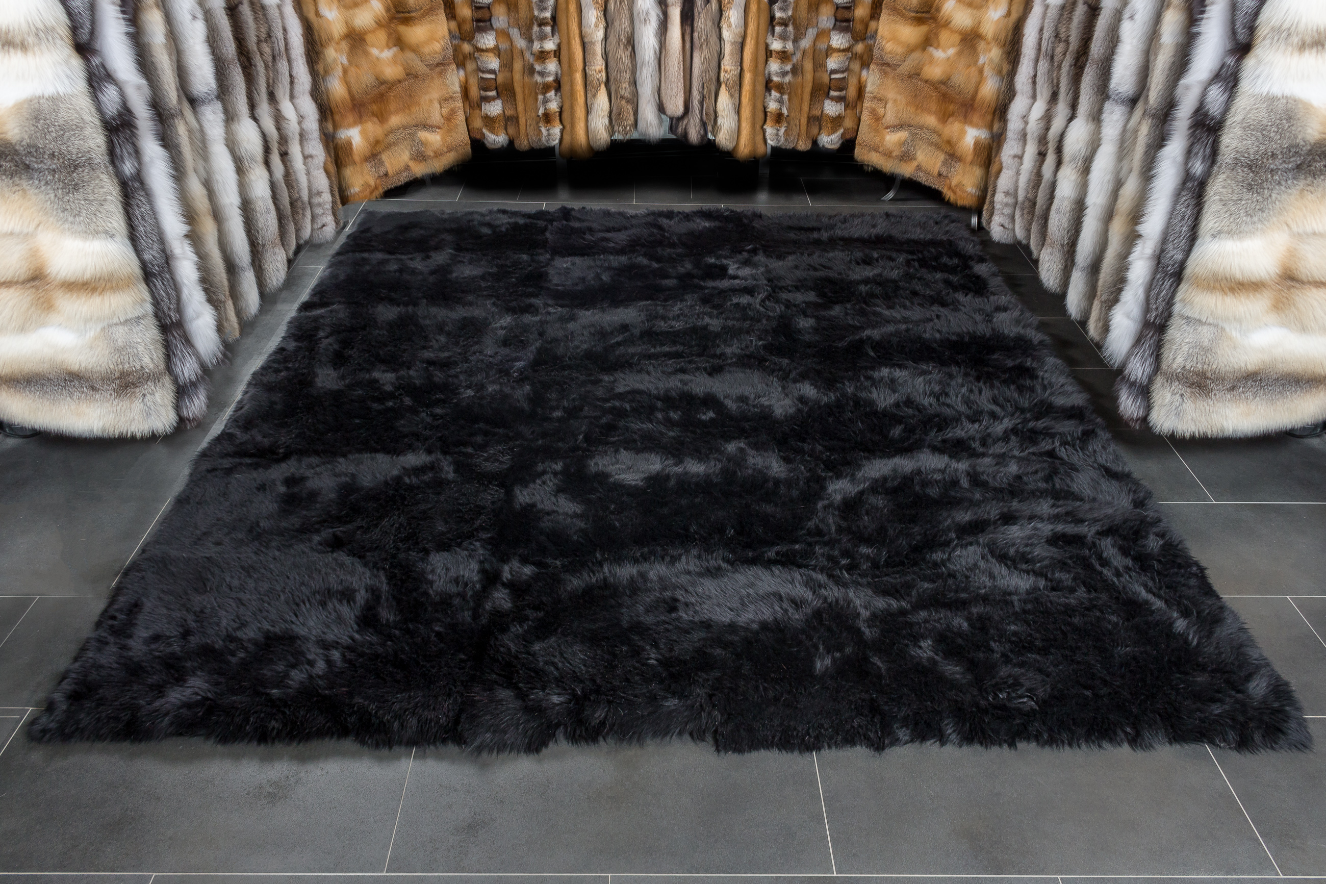 2-330-Fell-Teppich-Lammfellen-Schwarz Lamb fur carpet made from australian lamb furs