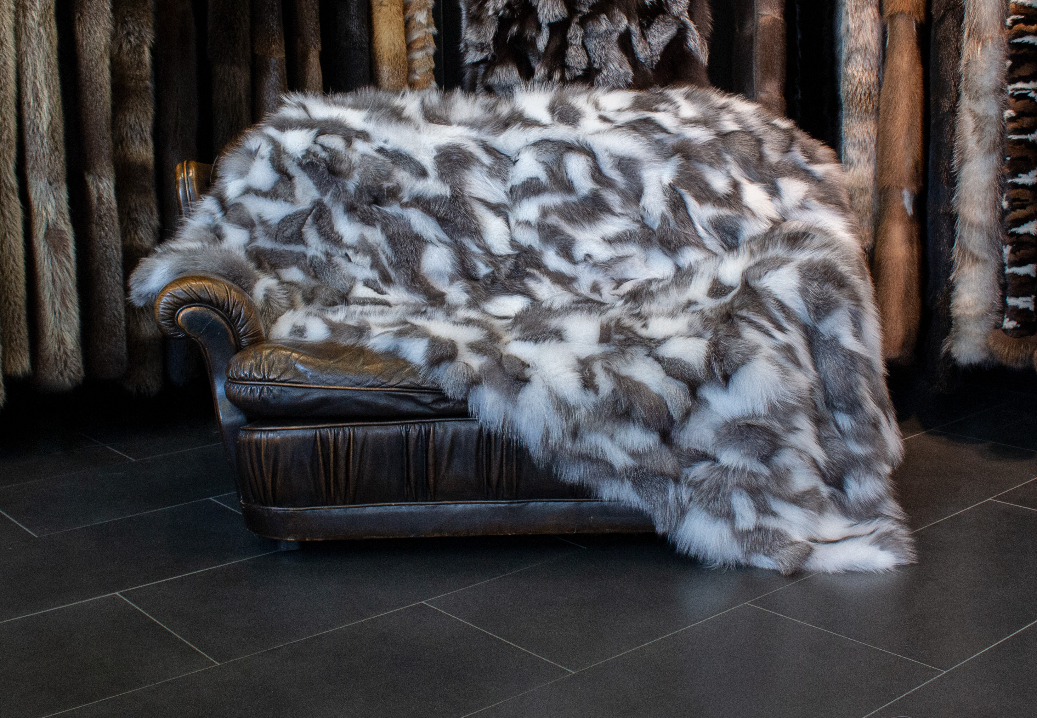 2-490-Shadowfuchsseiten-Pelzdecke-black-white-Echtpelz-Natur-Fell Shadow Fox Sides Fur Blanket black and white