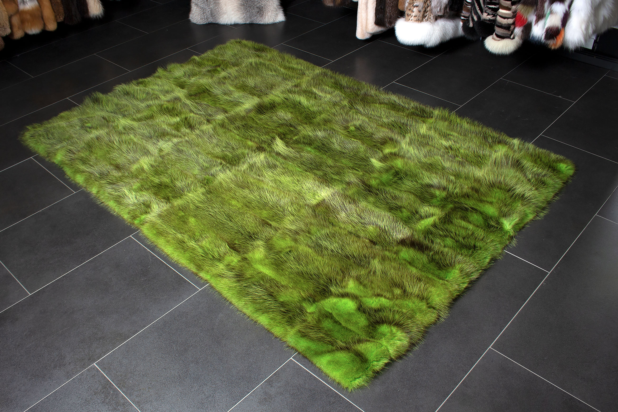 1-1536-Opossum-Fell-Teppich-Apfelgruen-Lars-Paustian-Pelze Possum Fur Carpet made with Genuine Wild Fur