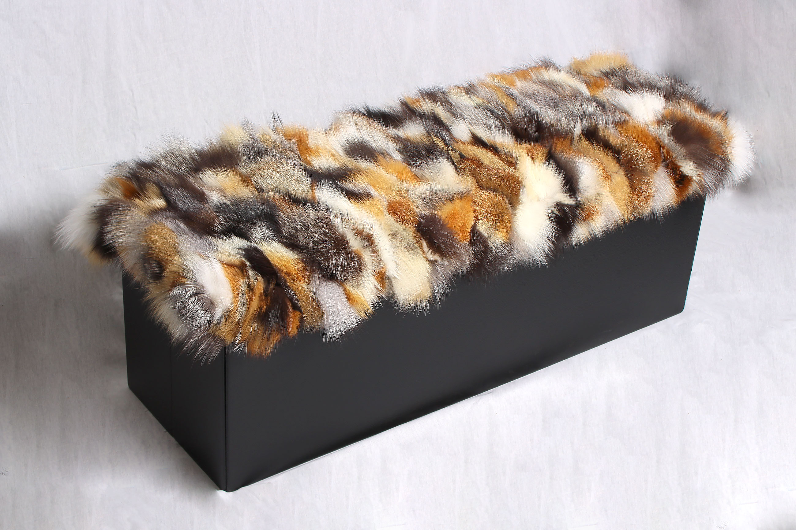 1-3335-Sitzbank-Stauraum-Fuchsfell-bestueckt-Lars-Paustian Genuine Fox Fur Sitting Chair