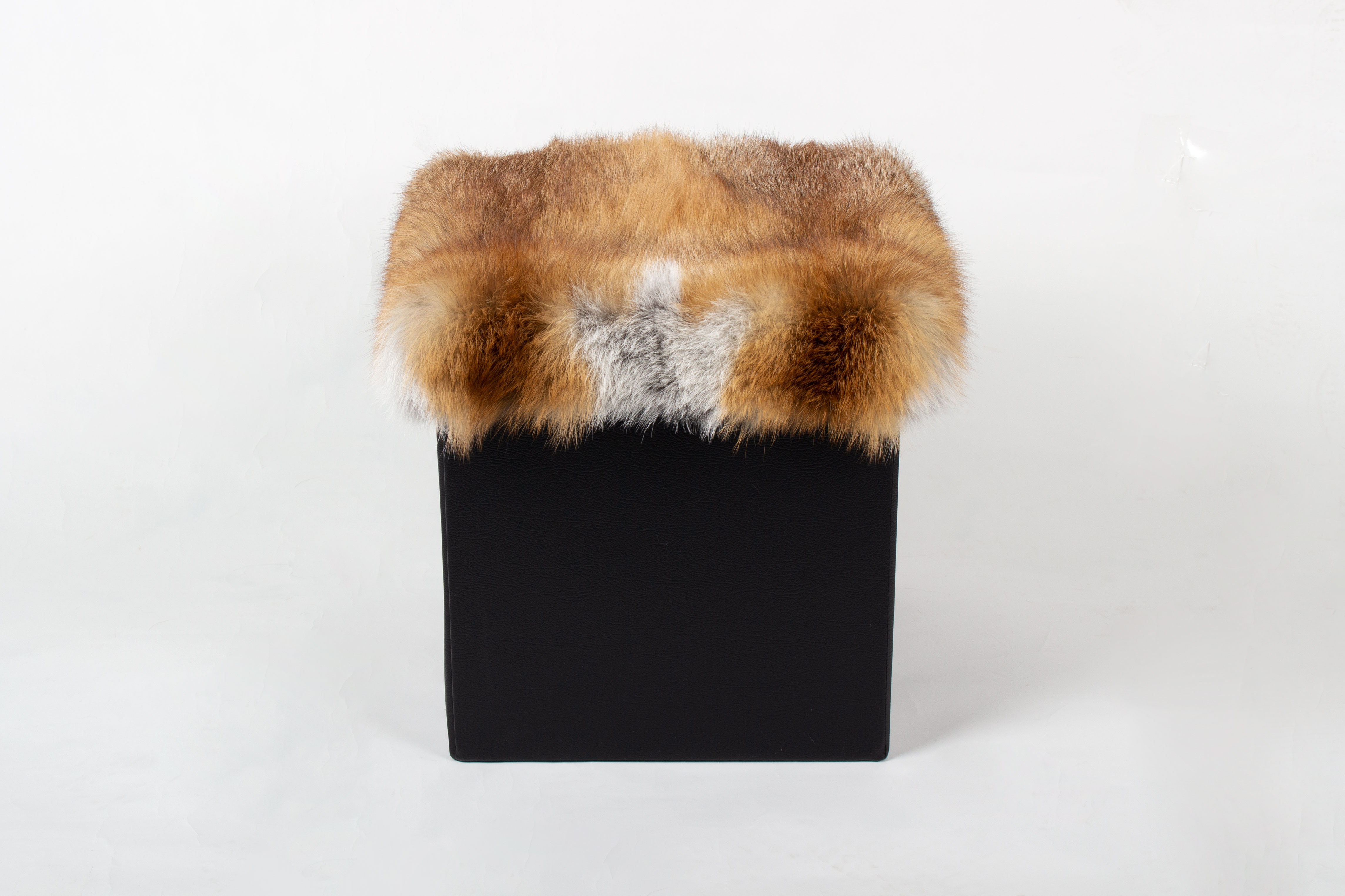 2-4560-Europaeischer-Rotfuchs-Sitzhocker-Wildware-Lars-Paustian European Red Fox Fur Seat Cube