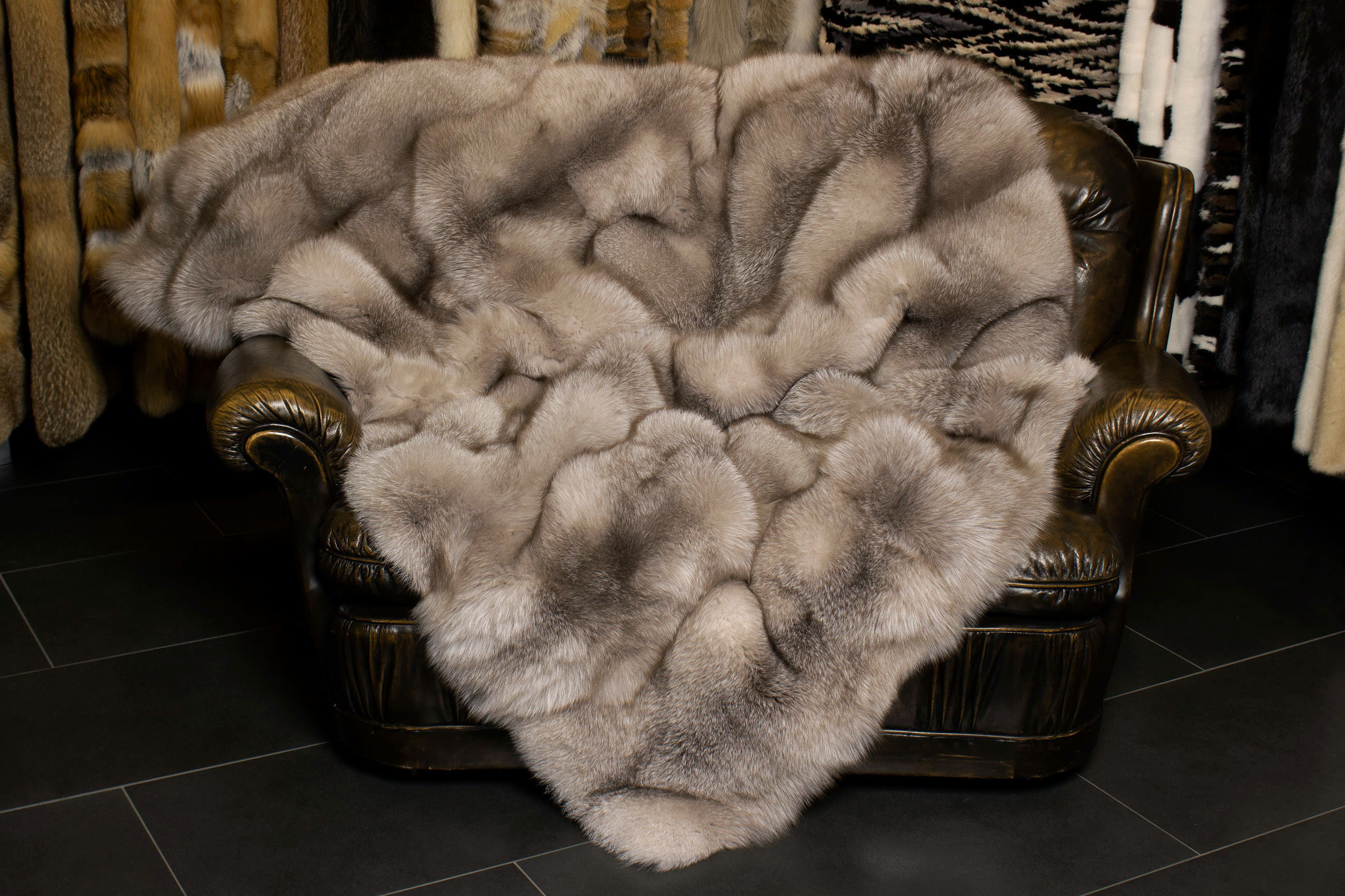 2-1415-Echtpelz-Fuchs-Decke-Amber-Naturt-ne-Lars-Paustian-Pelze Cozy Real Fur Throw from Scandinavian Amber Fox Skins