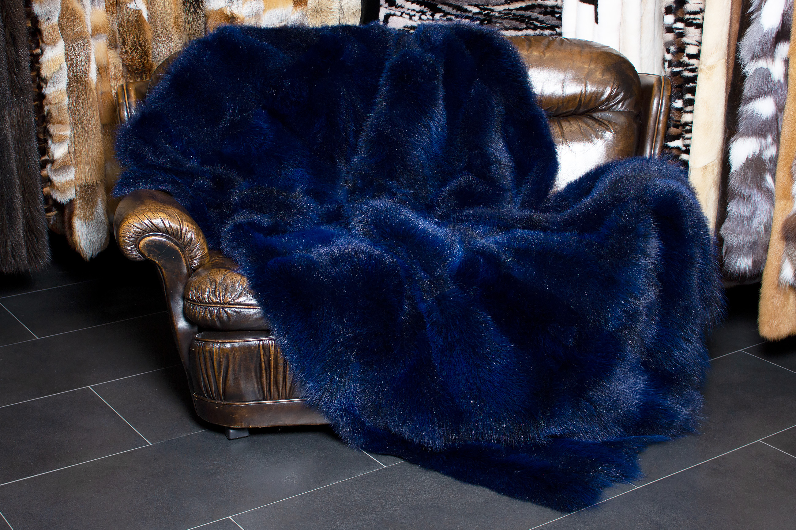 1-1740-Opossum-Pelzdecke-Dunkelblau-Lars-Paustian-Pelze Genuine Possum Fur Throw in Ocean Blue - Wild Fur
