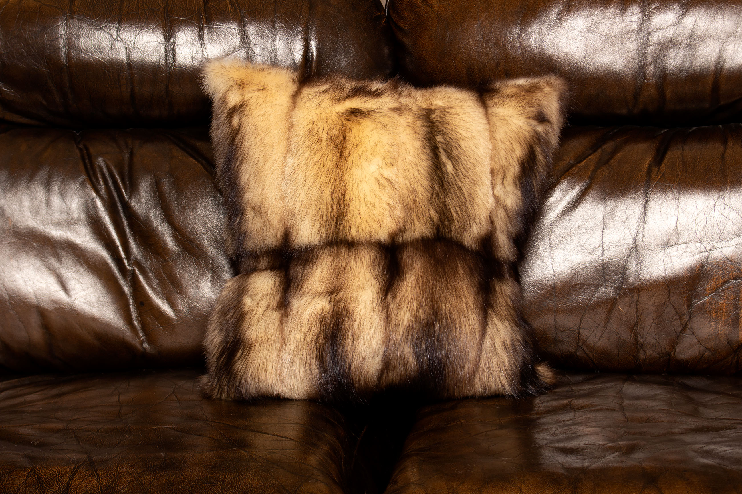 1-2462-helles-Iltis-Pelz-Kissen-kanadisches-Echtfell-Lars-Paustian Light-Coloured Fitch Fur Cushion