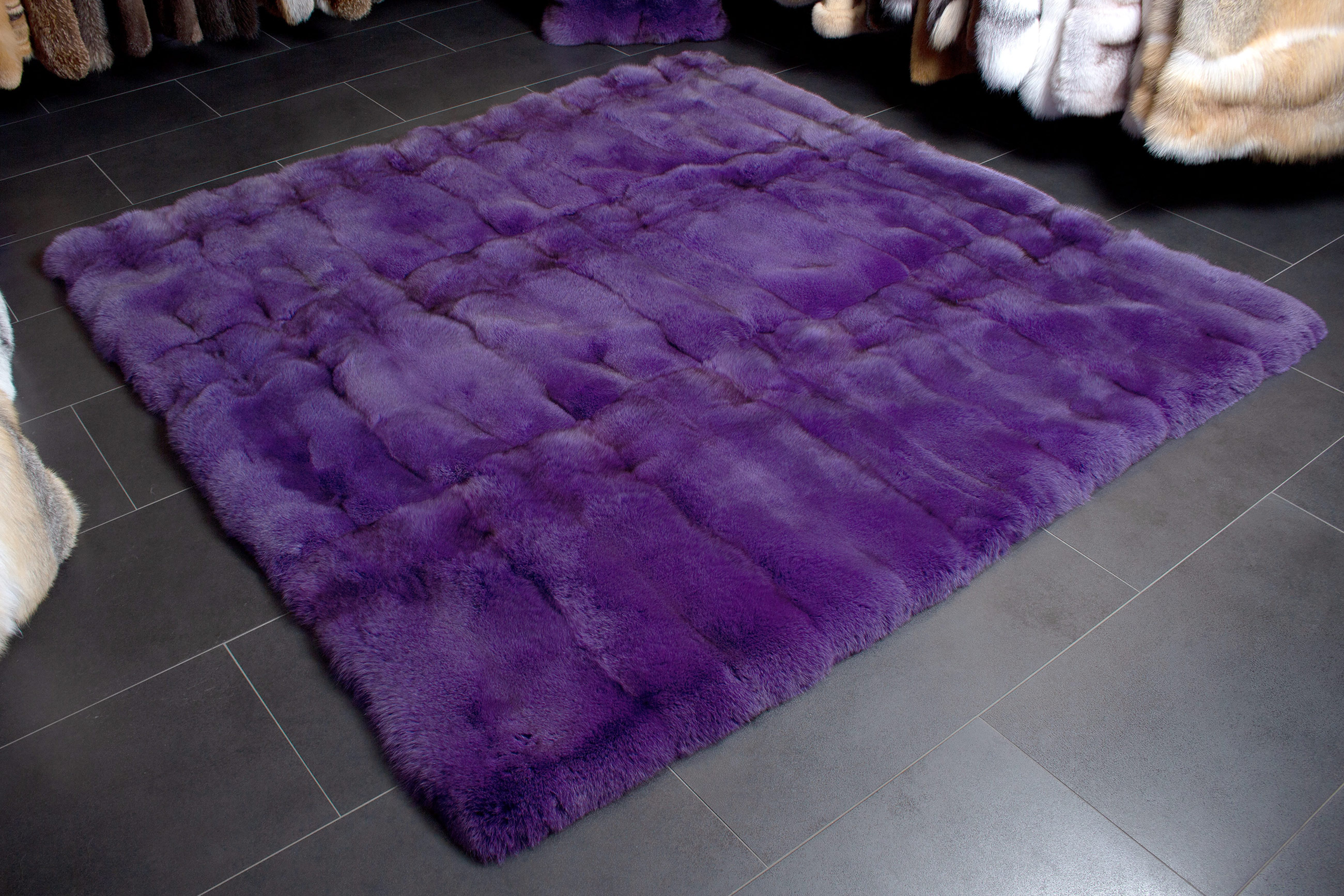 1-5560-Echter-Blaufuchs-Pelzteppich-Lila-Lars-Paustian Real Blue Fox Carpet in Purple