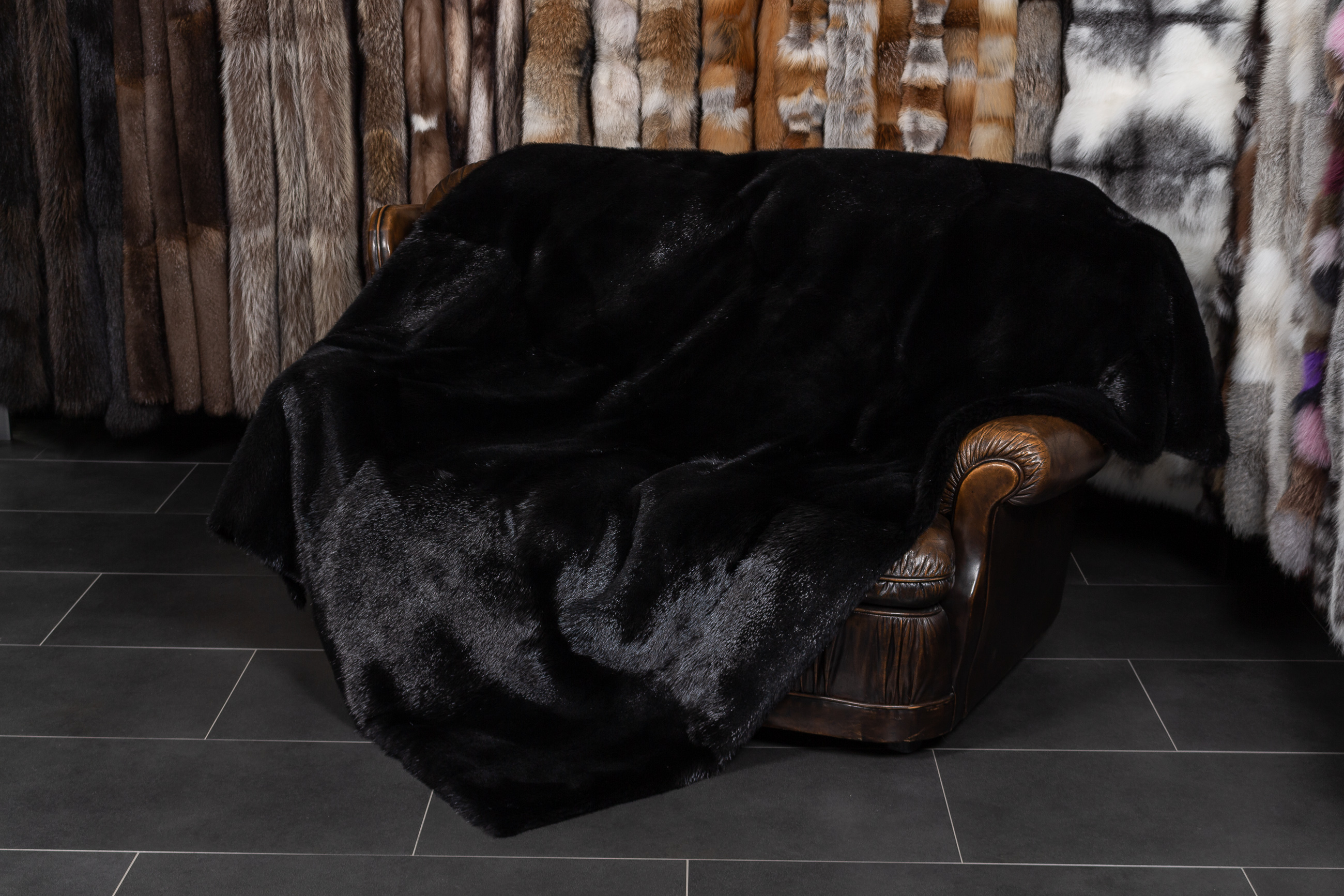 2-4750-Kanadische-Biber-Felldecke-Schwarz-Echtpelz-Decke Canadian Beaver Fur Blanket in black