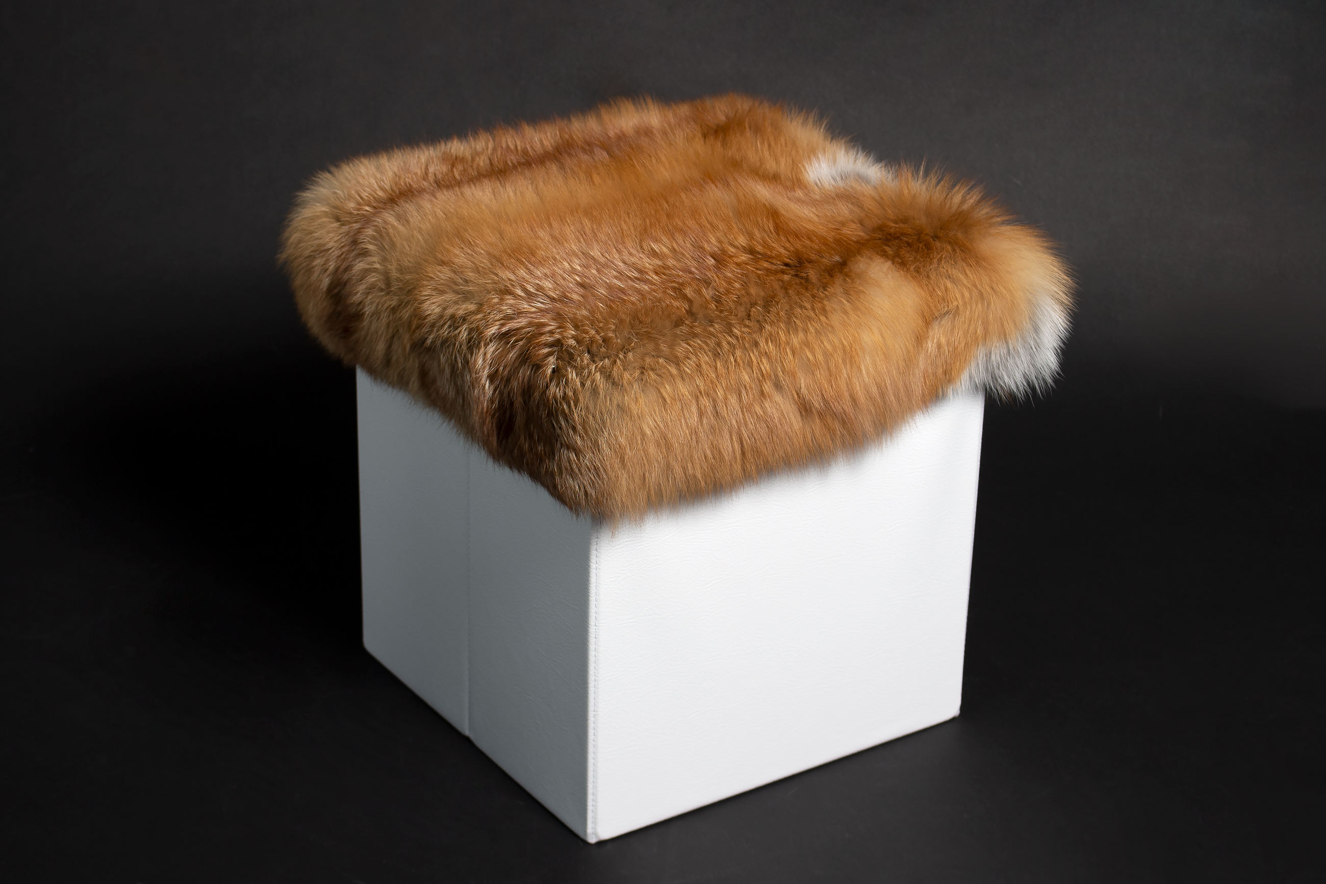 1-4592-Sitzhocker-kanadischem-Rotfuchs-Stauraum-Lars-Paustian Sitting Chair with Real Canadian Red Fox Fur