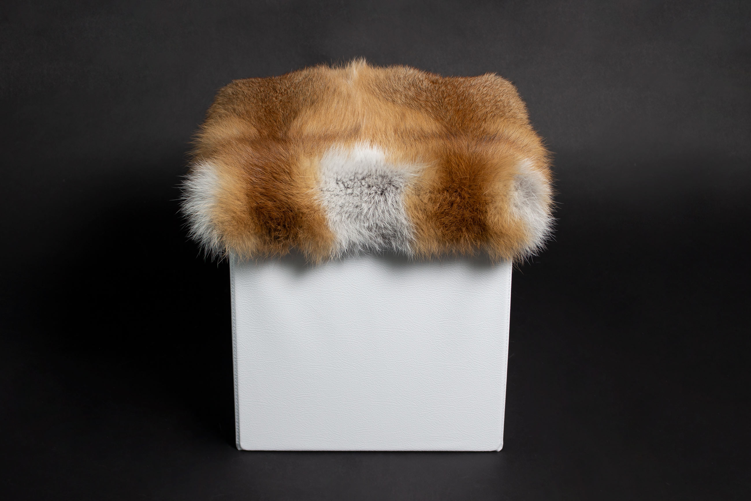 2-4590-Sitz-Hocker-Europaeischem-Rotfuchs-Echtfell-Lars-Paustian Real European Red Fox Fur Rest Seat