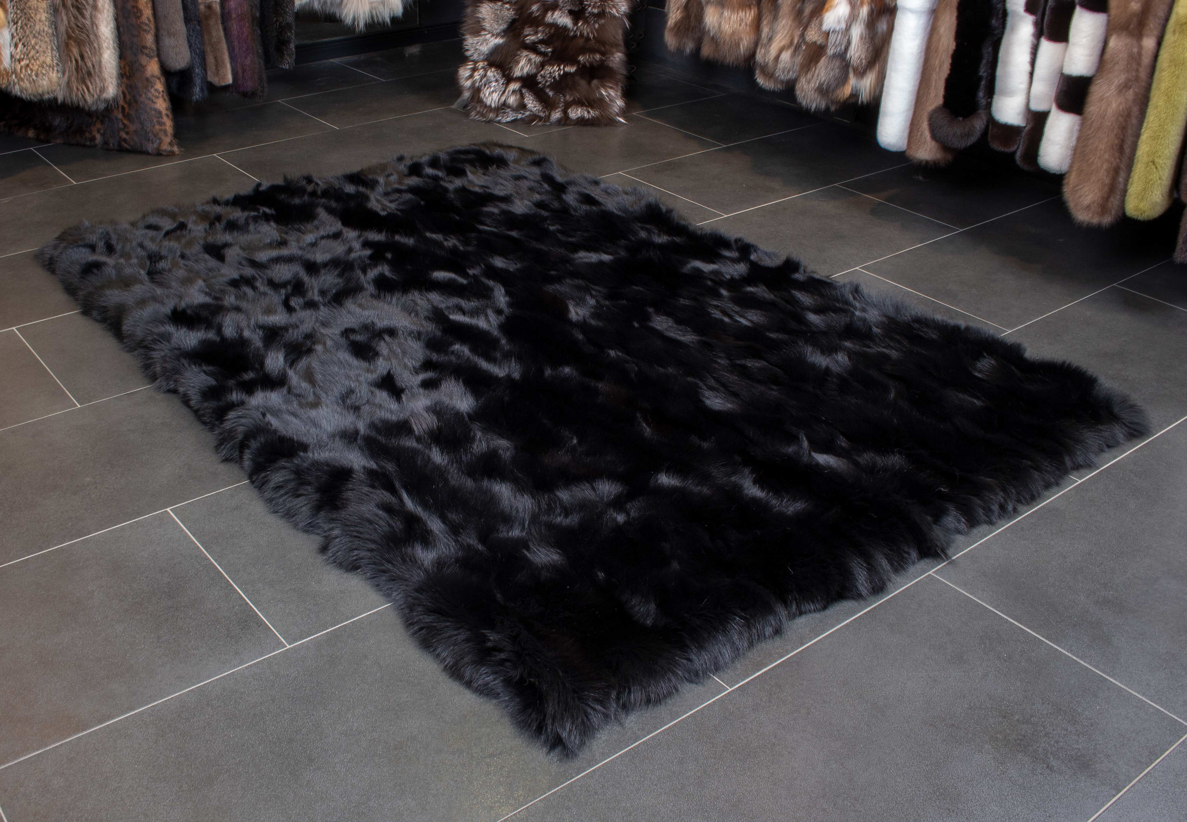 1-7062-Shadowfuchsseiten-Fellteppich-schwarz-Echtfell-Teppich Shadow Fox Pieces Carpet in black
