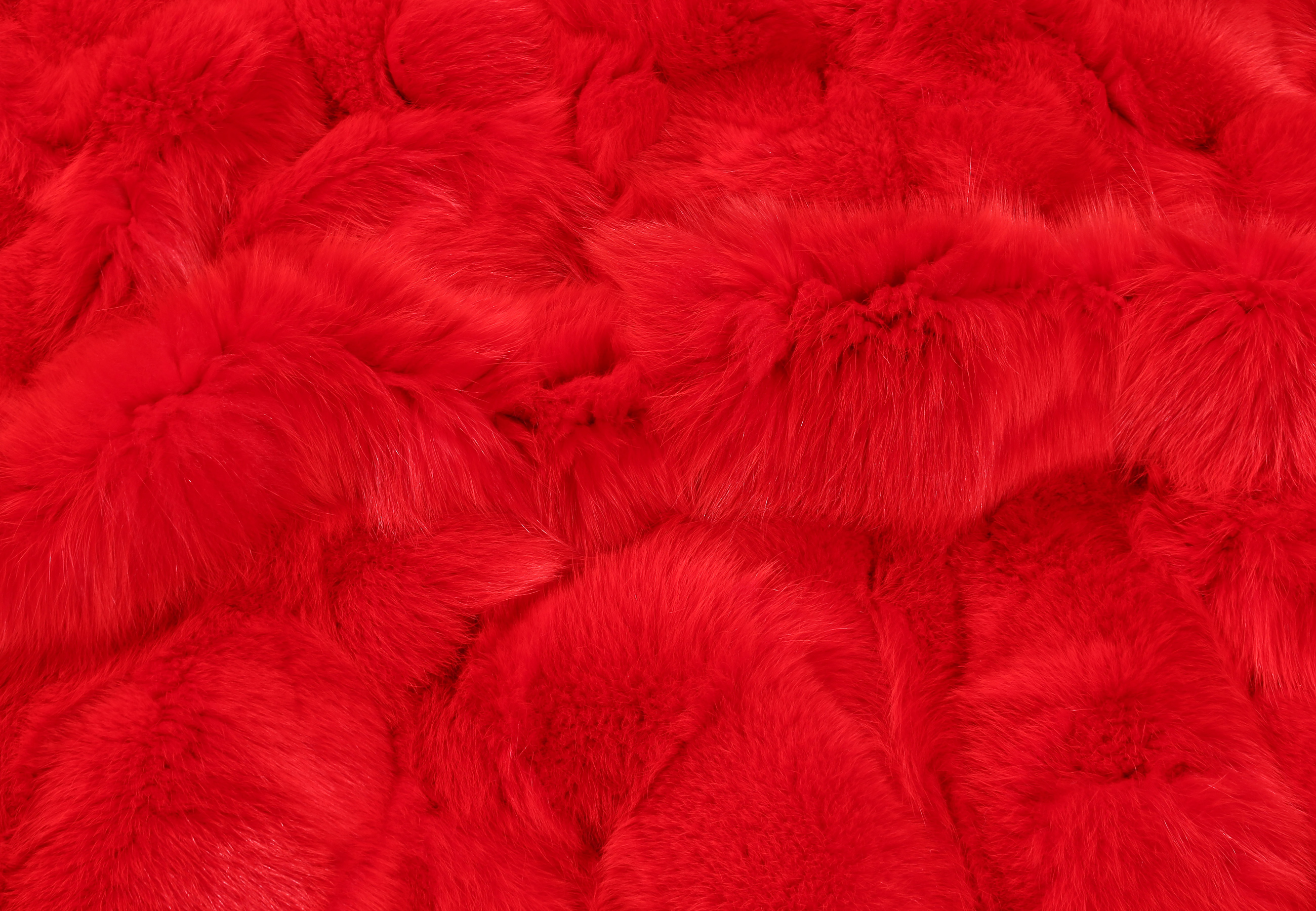 Shadow Fox Sides Fur Rug in Ferrari Red