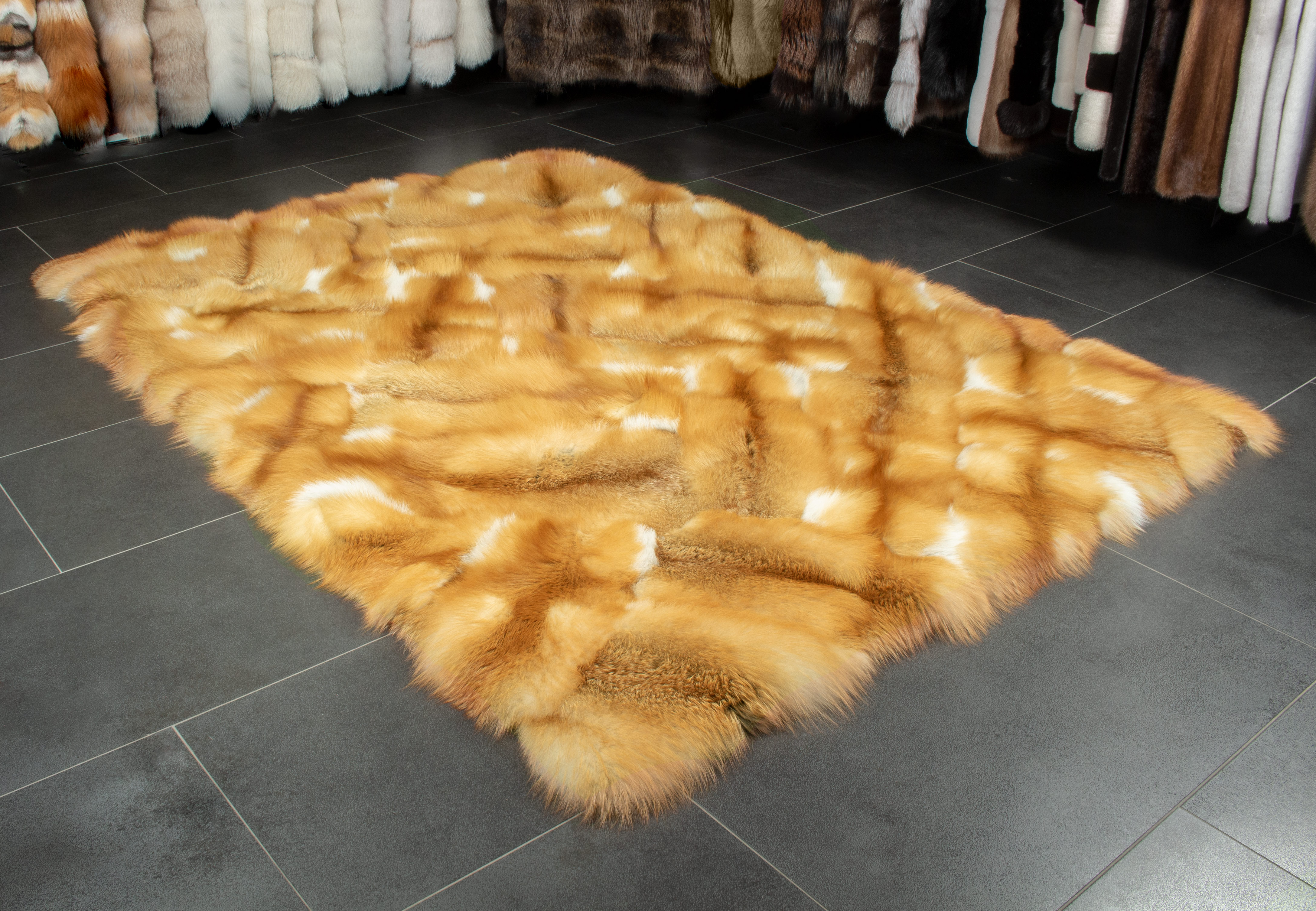 1-4080-Kanadischer-Rotfuchs-Patchwork-Teppich-Nachhaltiger-Fellteppich Sustainable Canadian Red Fox Carpet