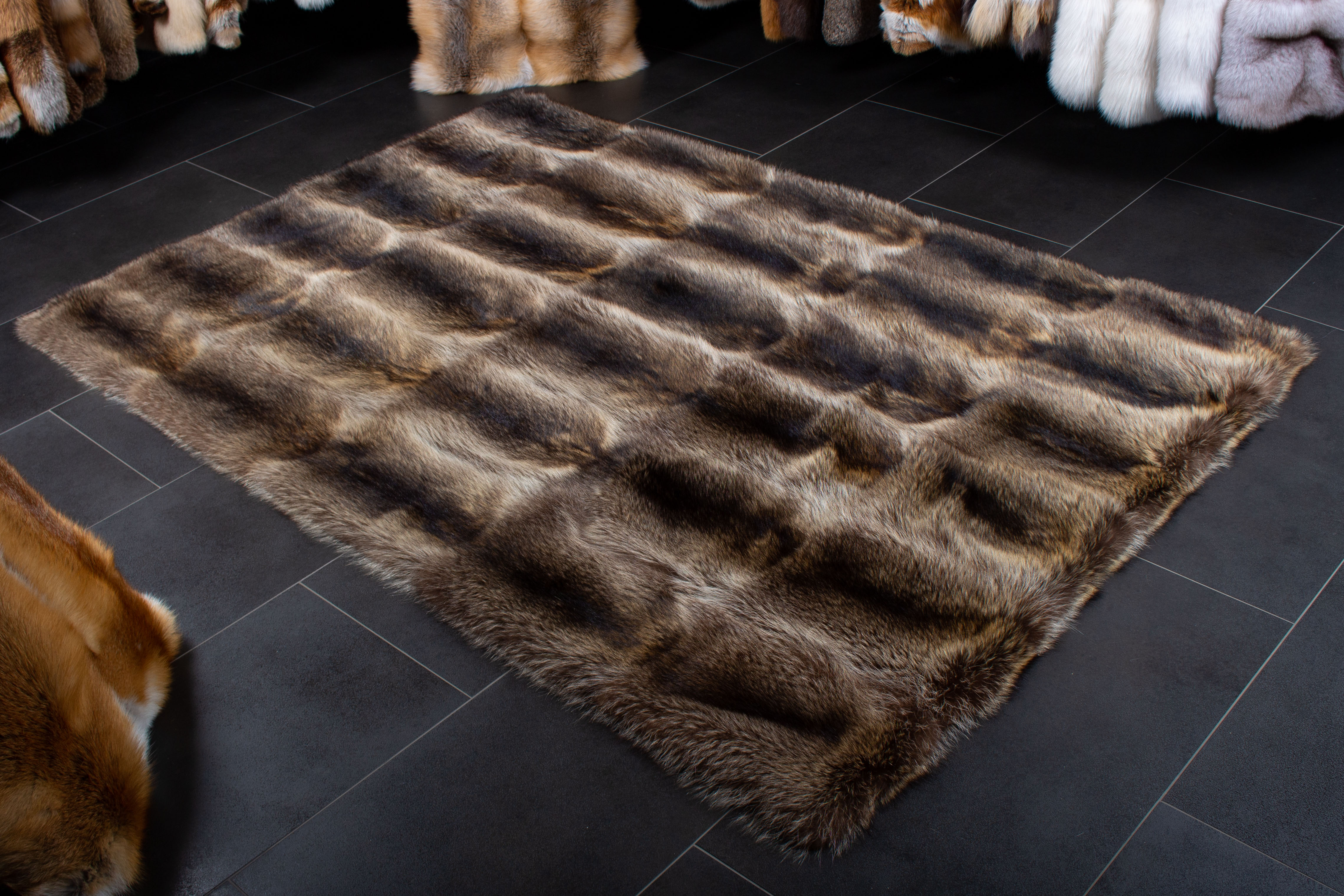 1-3101-Kanadischer-Waschbaer-Fellteppich-Wildware-Lars-Paustian Canadian Raccoon Fur Carpet Wild Fur