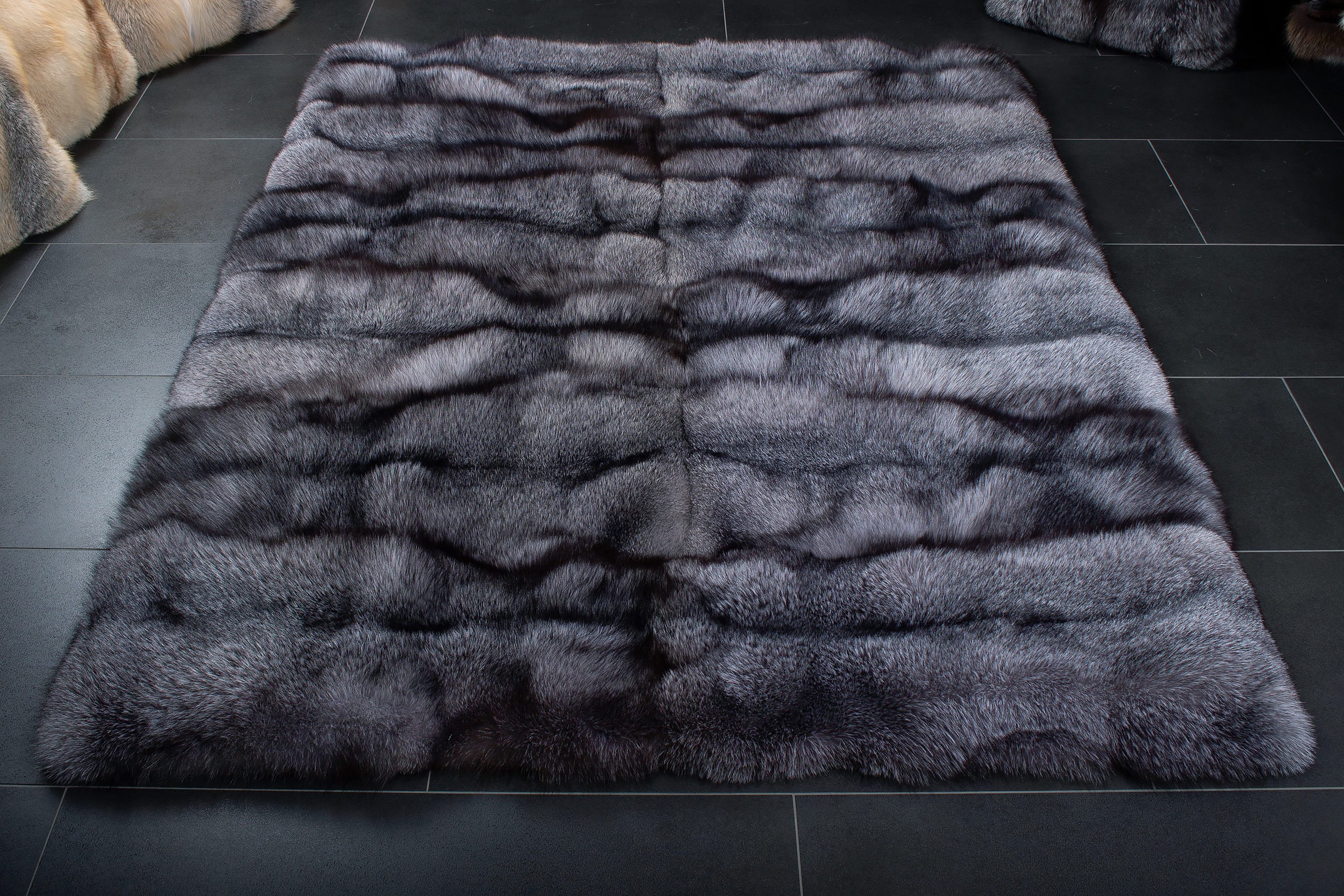 2-3260-Blue-Frost-Fuchs-Teppich-Echtfell-Lars-Paustian Blue Frost Fox Fur Carpet