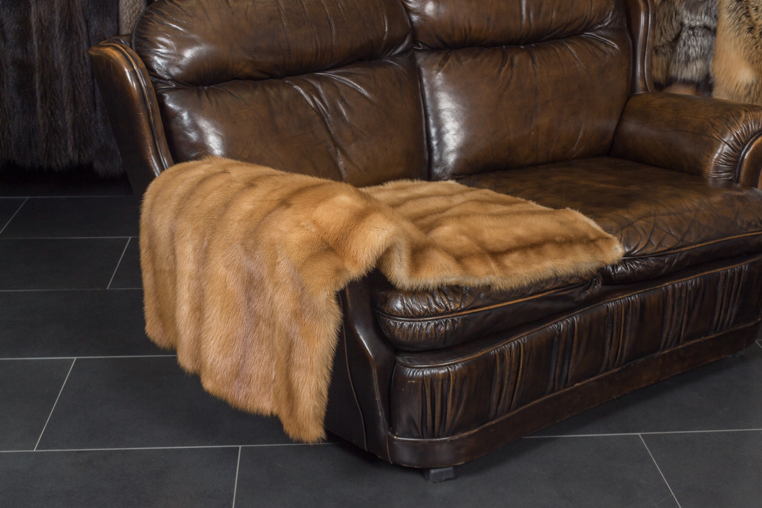 2-4097-Kleines-Kolinsky-Plaid-doppelseitig-Fell Small Kolinsky Fur Plaid with Fur on Both Sides