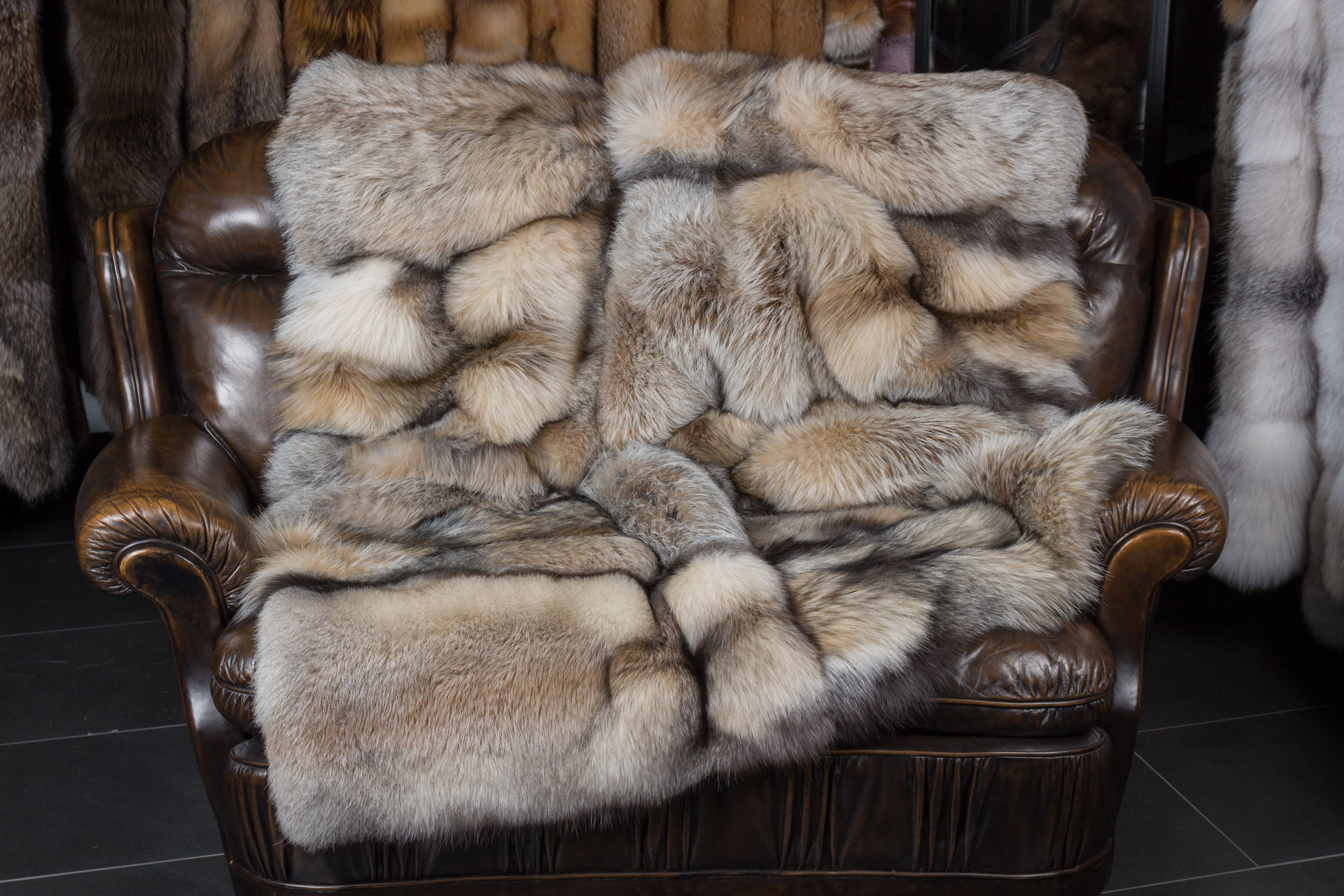 Smokey Fuchs Pelzdecke dunkelbeige (SAGA Fur)