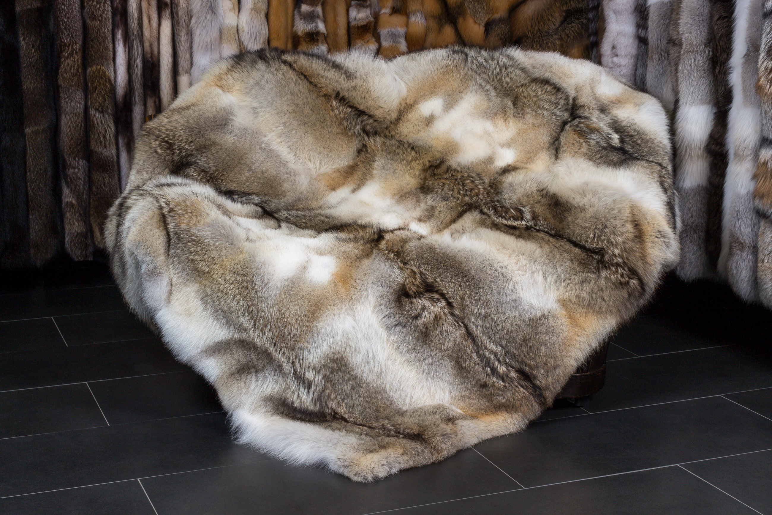 1-7396-Kanadische-Kojoten-Felldecke-Top-Lot-Award-2022-Echtfell Canadian Coyote Fur Throw - "Top Lot March"