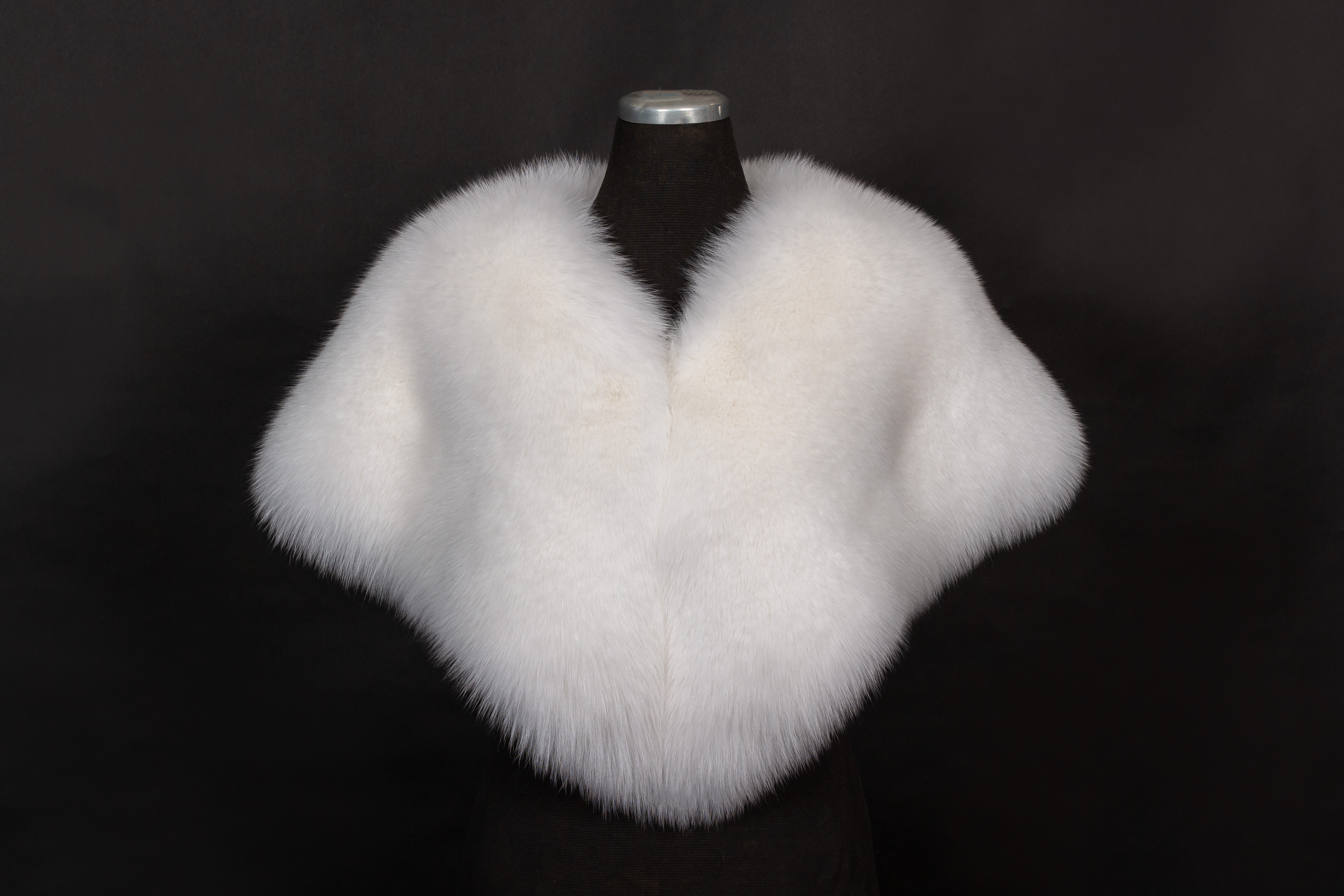 1-201-Pelzcape-aus-Shadowfuchs-Fellen-Echtpelz Fur cape made of scandinavian shadow fox