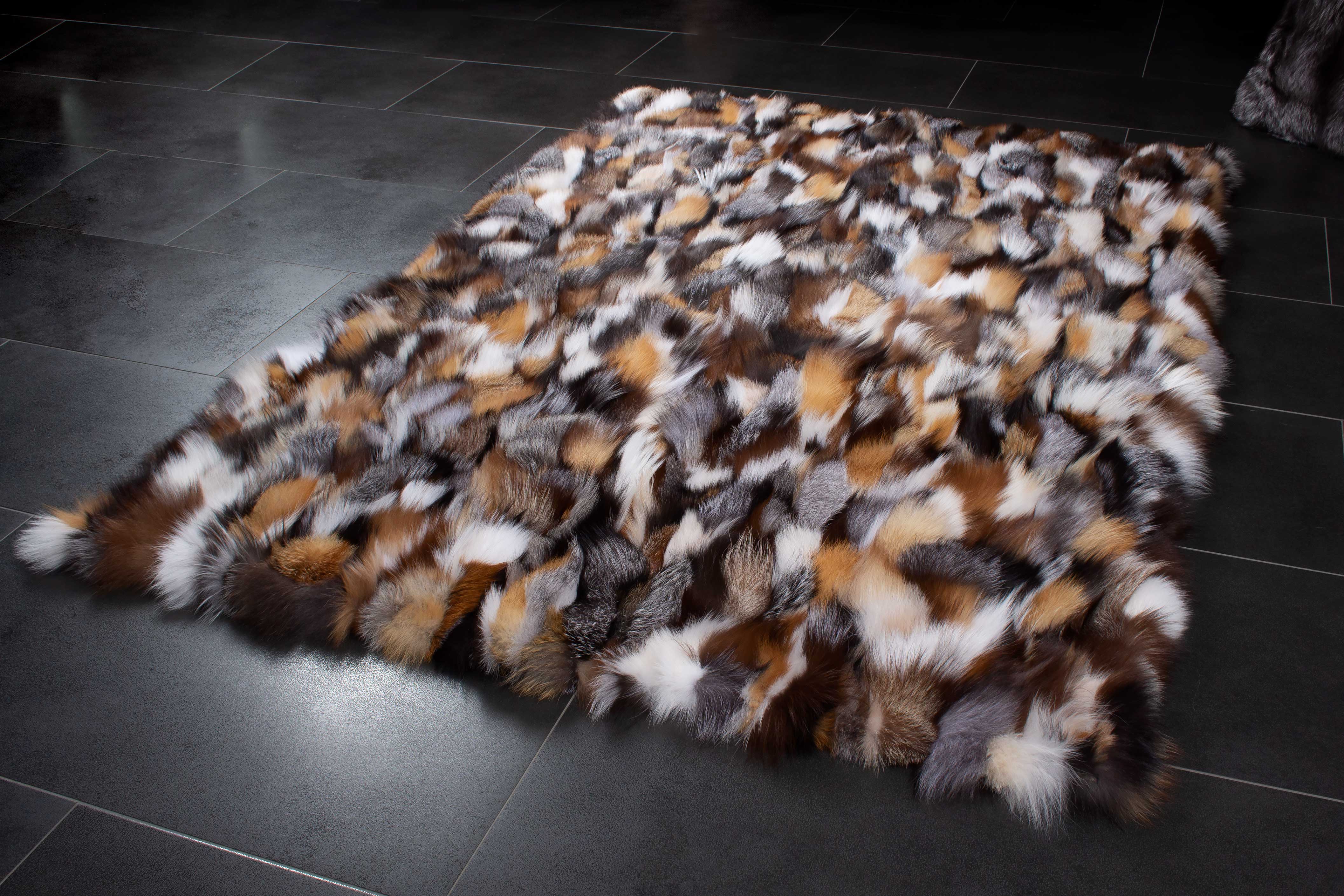 2-1491-Fuchsstuecken-Fellteppich-skandinavische-Felle-Paustian Scandinavian Fox Sides Fur Carpet