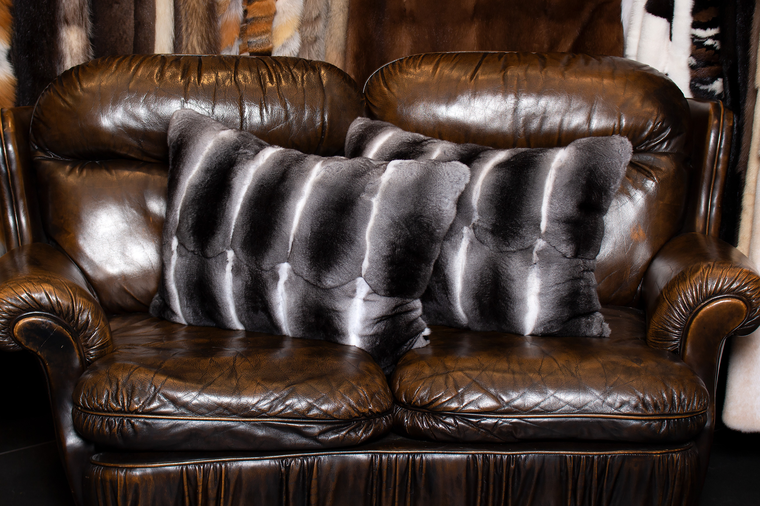 1-2340-Chinchilla-Echtpelz-Kissen-Kolinsky-Rueckfutter-Lars-Paustian Genuine Chinchilla Fur Cushion with Kolinsky Lining