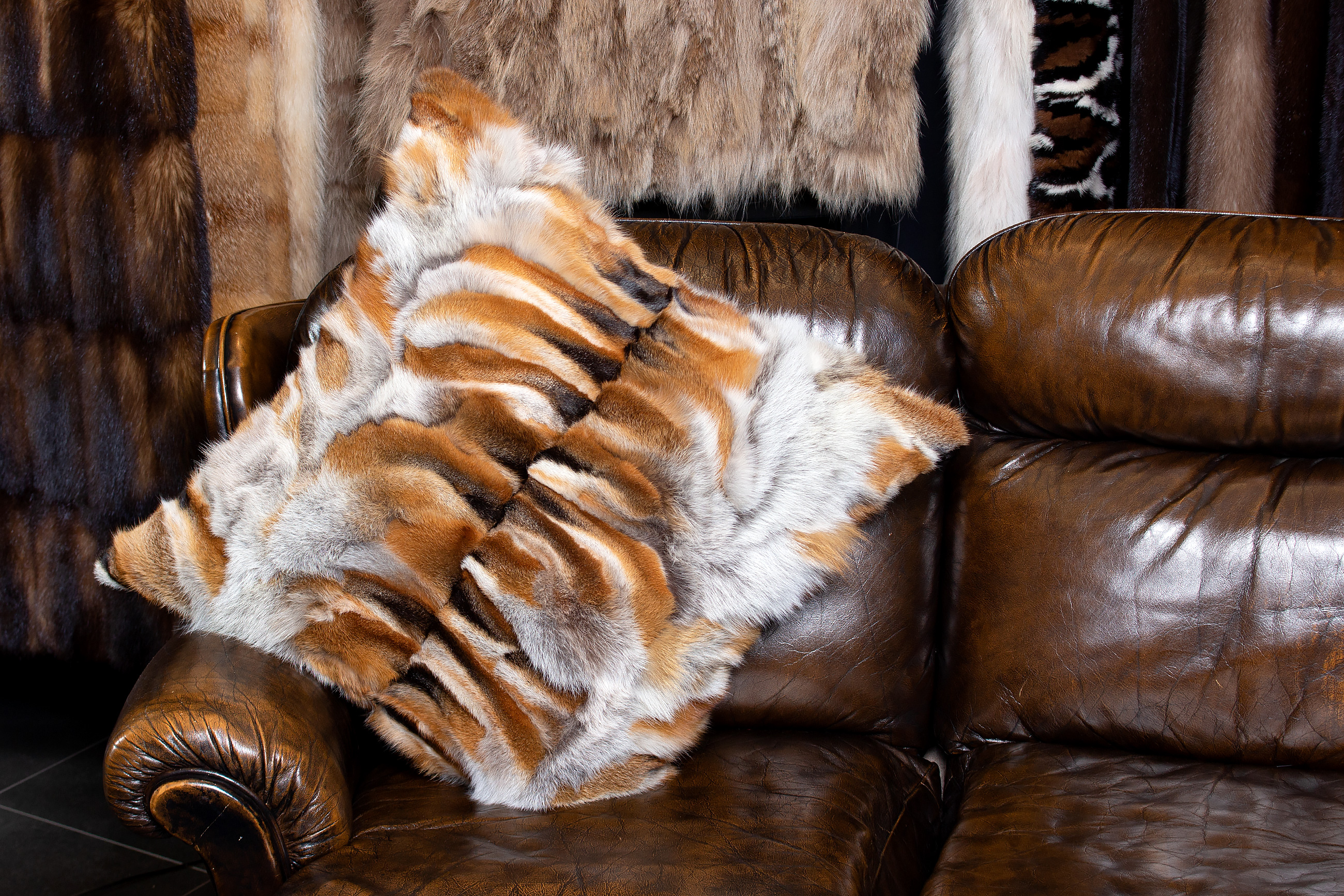 2-2742-Rotfuchspfoten-Fellkissen-Echtpelz-Light-Type-Paustian European Red Fox Sides Fur Pillow - Fur on both sides
