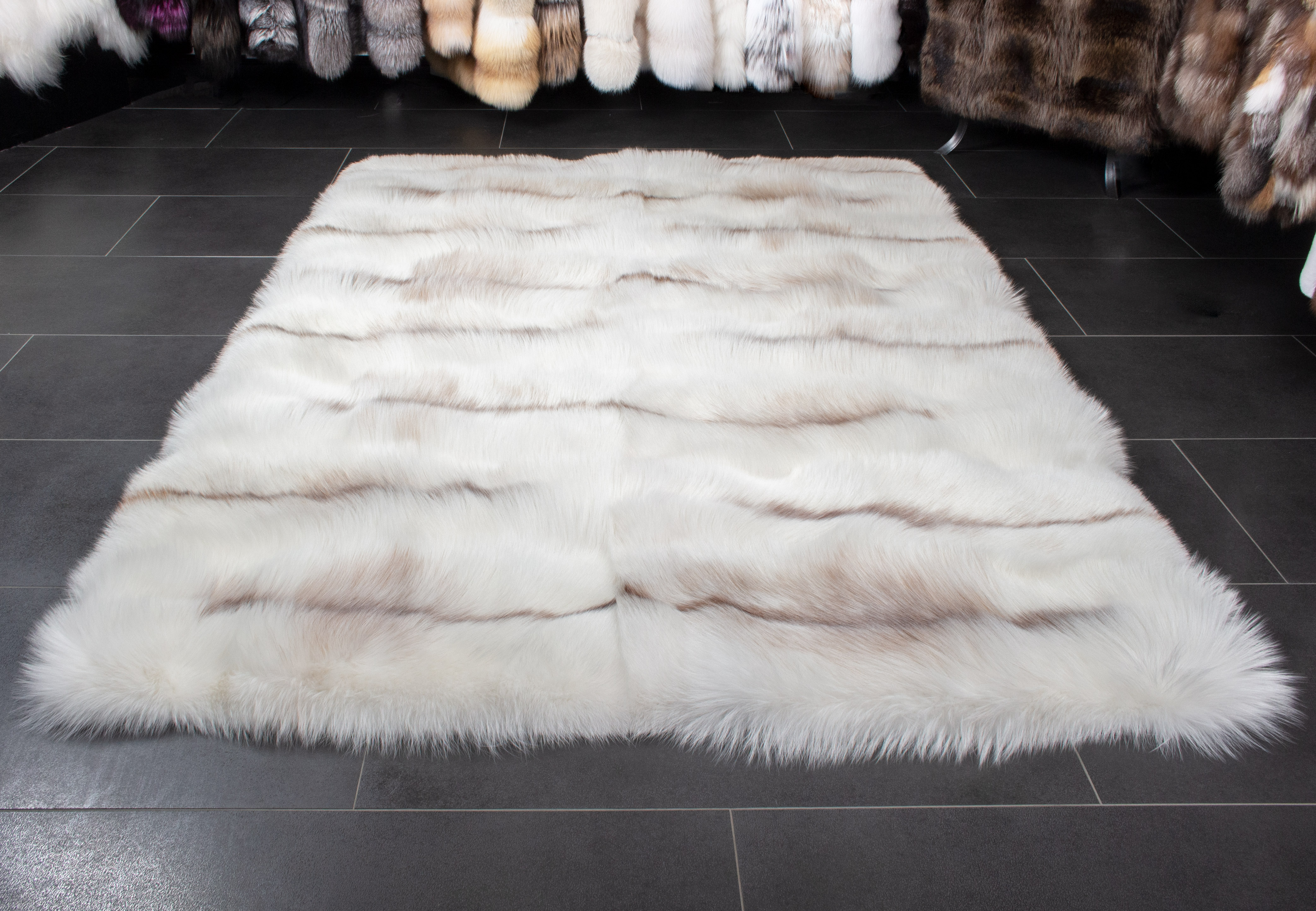 2-7178-Sun-Glo-Fuchs-Pelzteppich-Felllauefer-Lars-Paustian Sun Glo Fur Carpet
