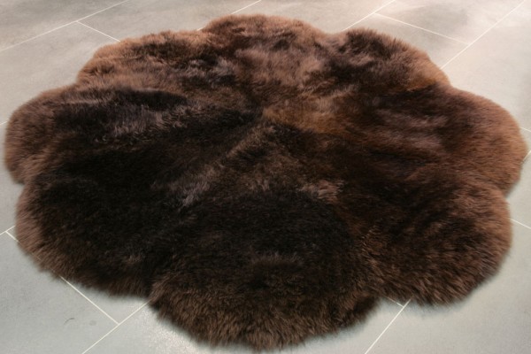 Round lamb fur carpet in brown